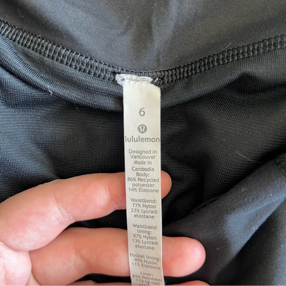Lululemon black shorts size 6 - Picture 3 of 4